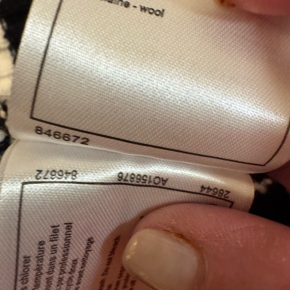 CHANEL Black and White ribbed knit cc logo Sweater size 40 stretch - Picture 7 of 7